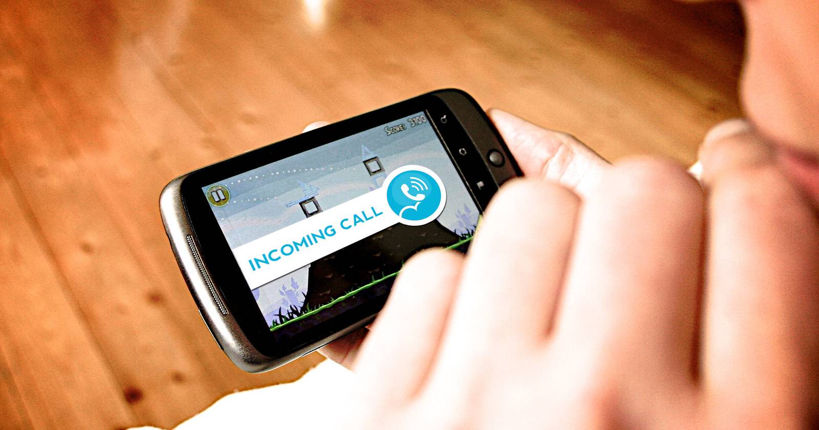 Всплывающая иконка входящего вызова на экране смартфона