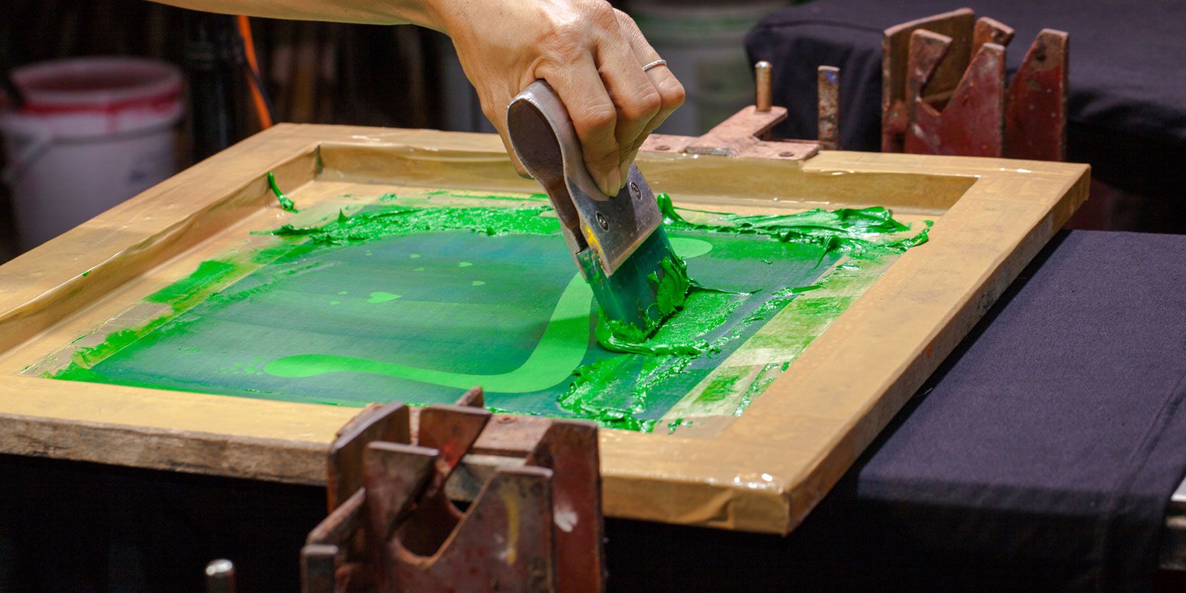 Как напечатать футболку трафаретной печатью