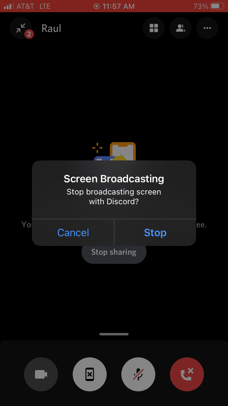 Кнопка «Остановить трансляцию» в уведомлениях смартфона.