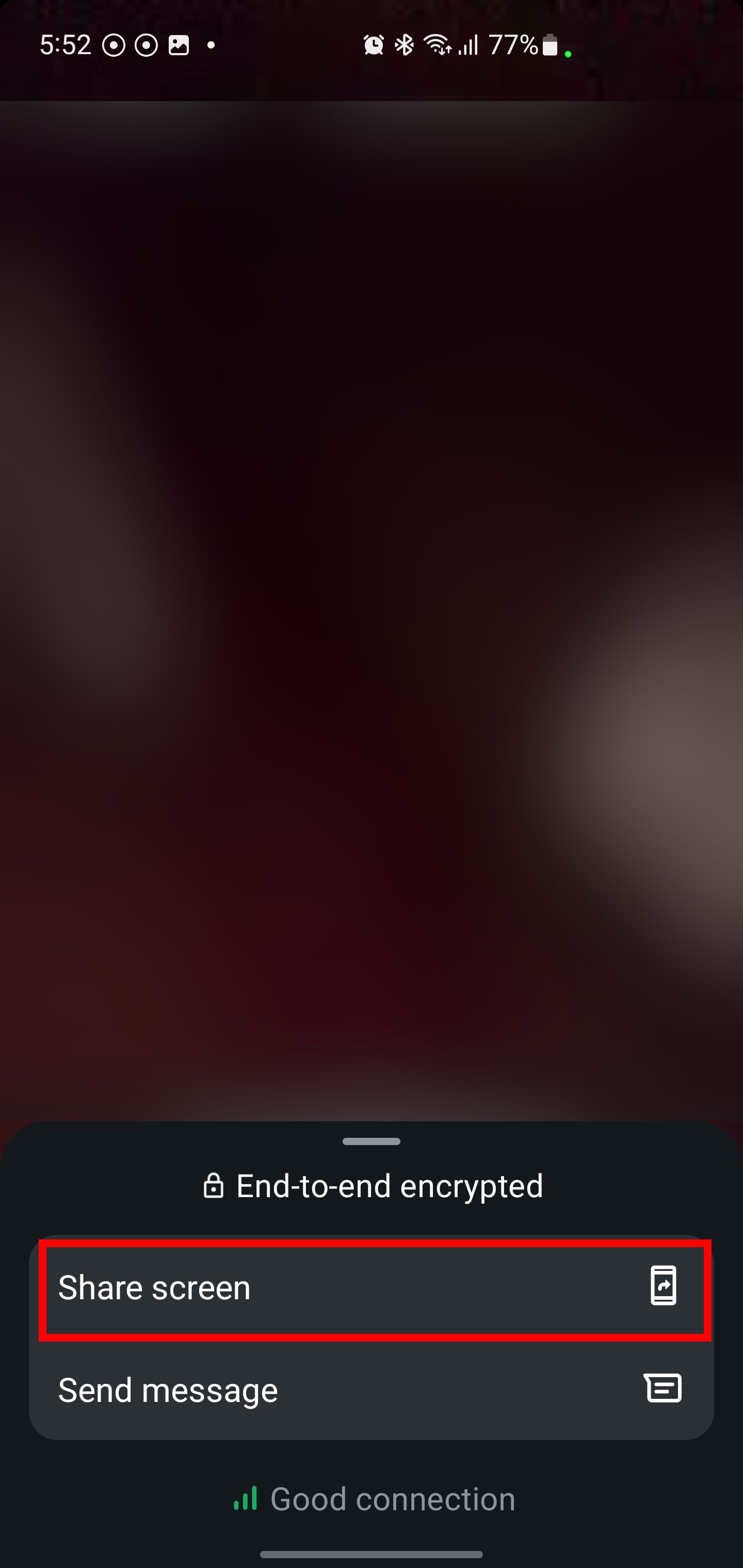 Опция «Поделиться экраном» в меню группового видеозвонка WhatsApp.