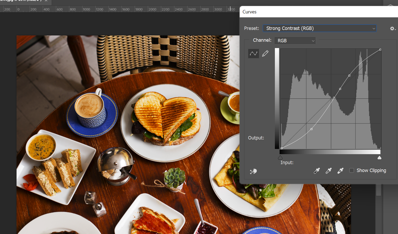 Пресет Strong Contrast в «Кривых».