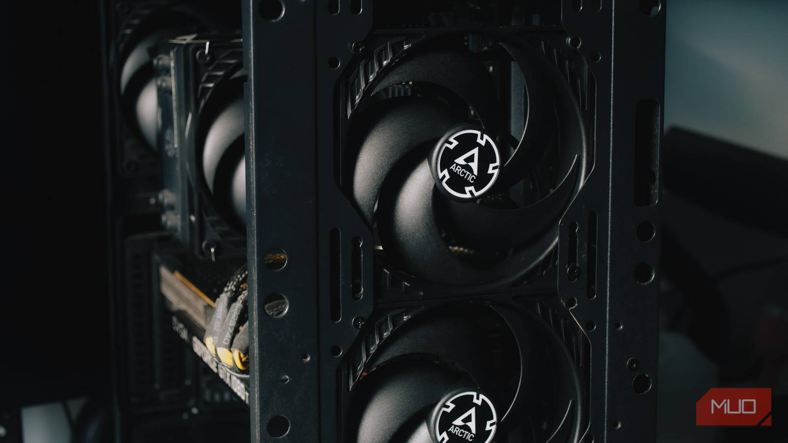 PC nero con ventole frontali esposte