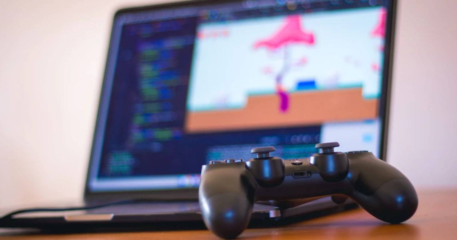 ПК с открытым спрайтом игры на экране и контроллером