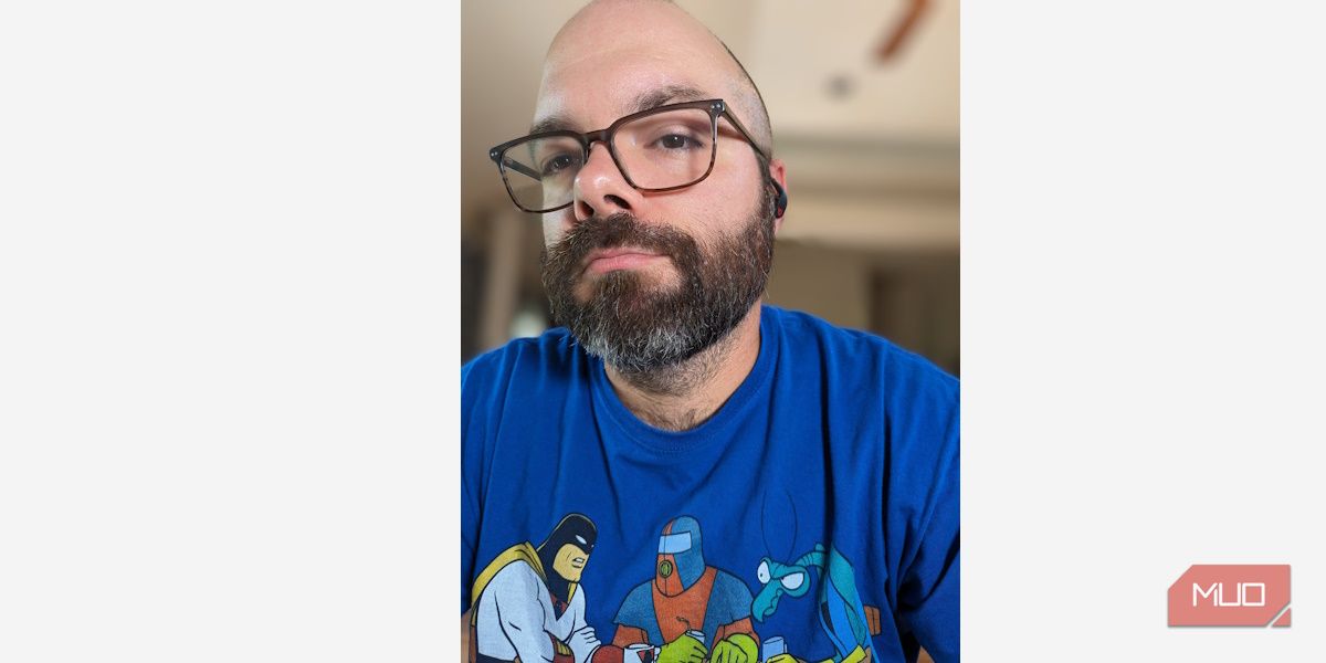 Селфи, сделанное задней камерой через зеркало