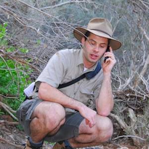 Группа людей использует смартфоны в условиях чрезвычайной ситуации