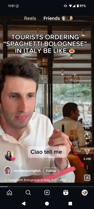Tocar los tres puntos en el reproductor de Reels en Instagram