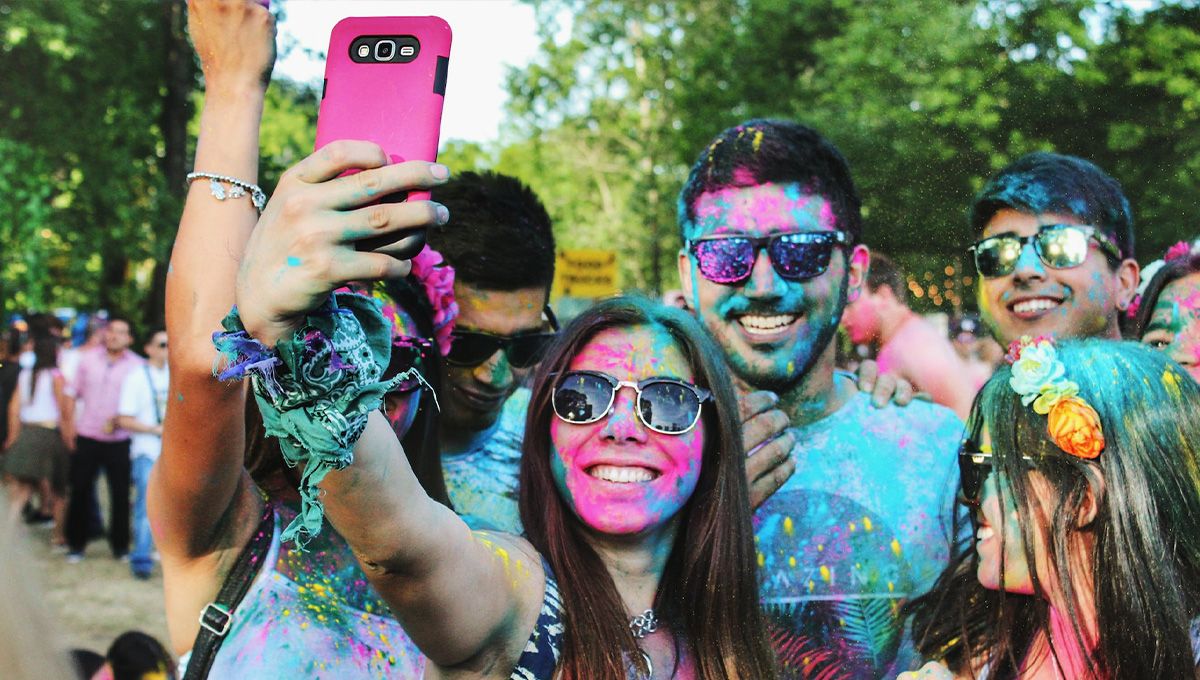 Друзья весело проводят время на вечеринке