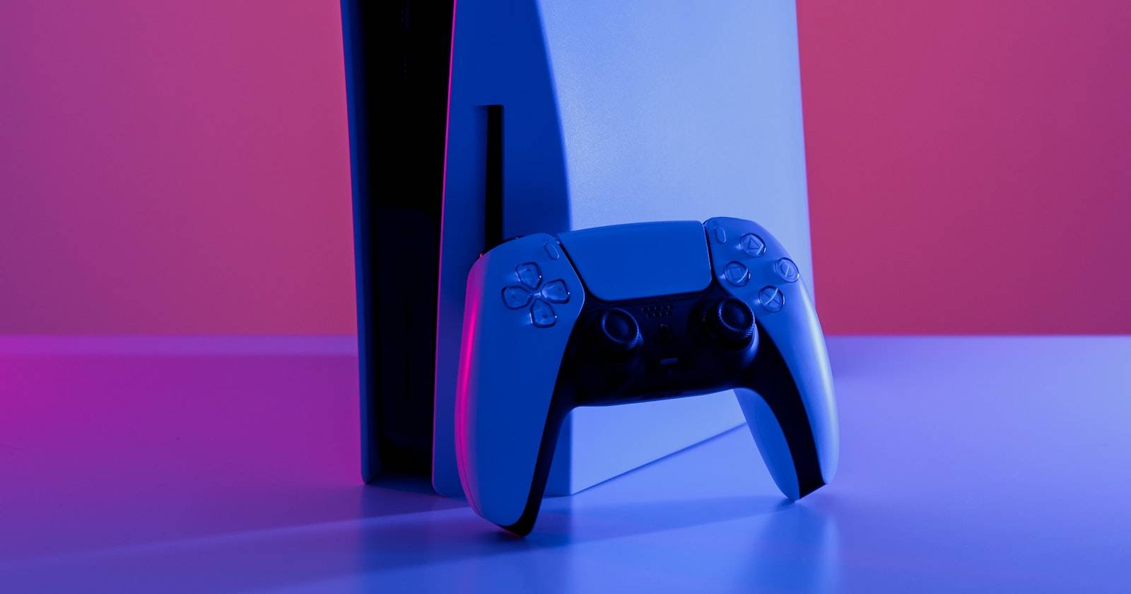 Портативная консоль PlayStation 5 с контроллером DualSense на белом столе