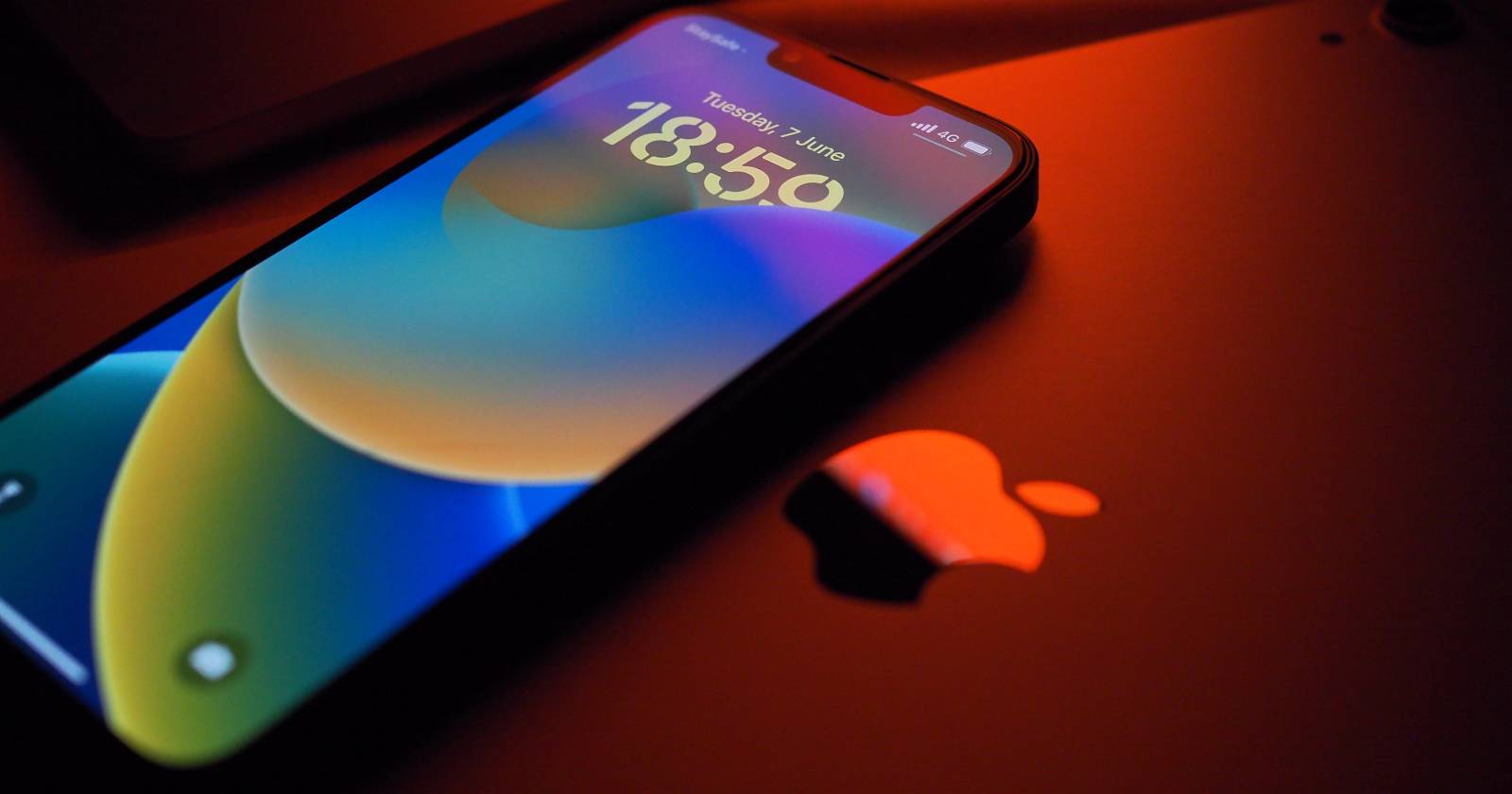 iPhone 13 и MacBook сверху