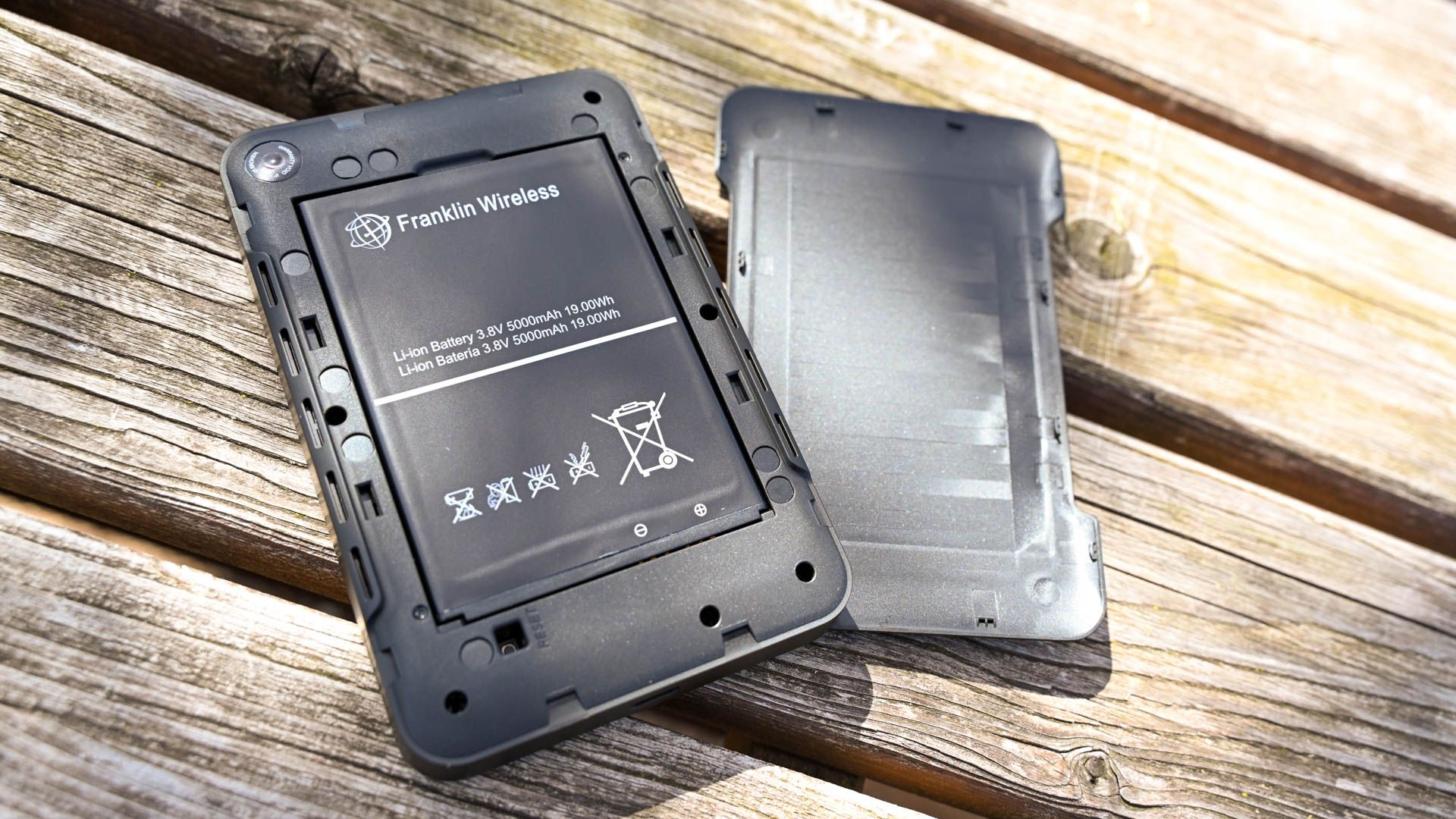 Батарея в задней части мобильной точки доступа AT&T Franklin A50 5G