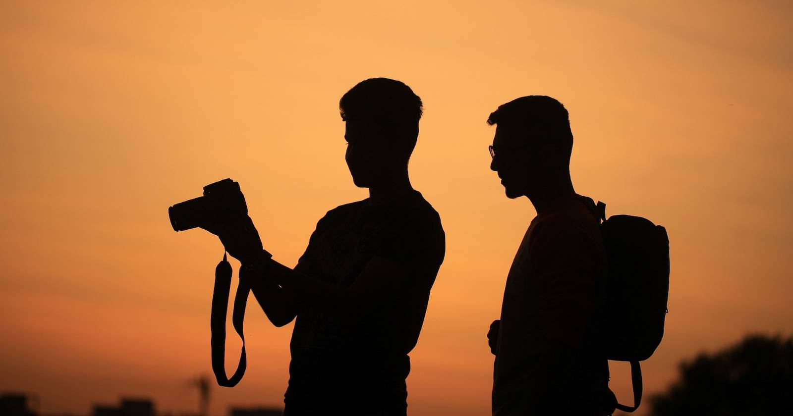 Двое людей с камерой, обсуждающие кадр