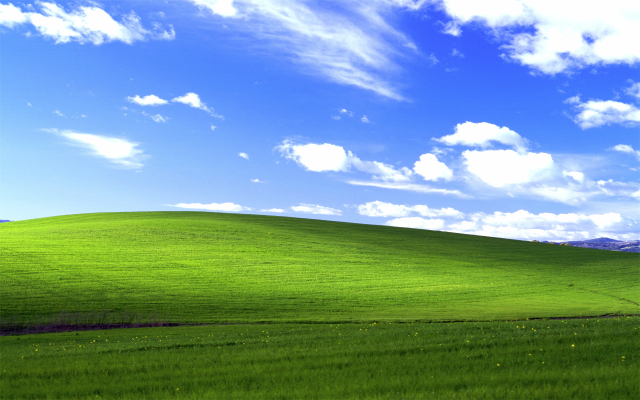 Скриншот рабочего стола Windows XP с фоновым изображением