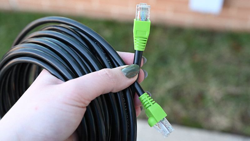 Зелёный кабель Ethernet с защитой от перегиба.
