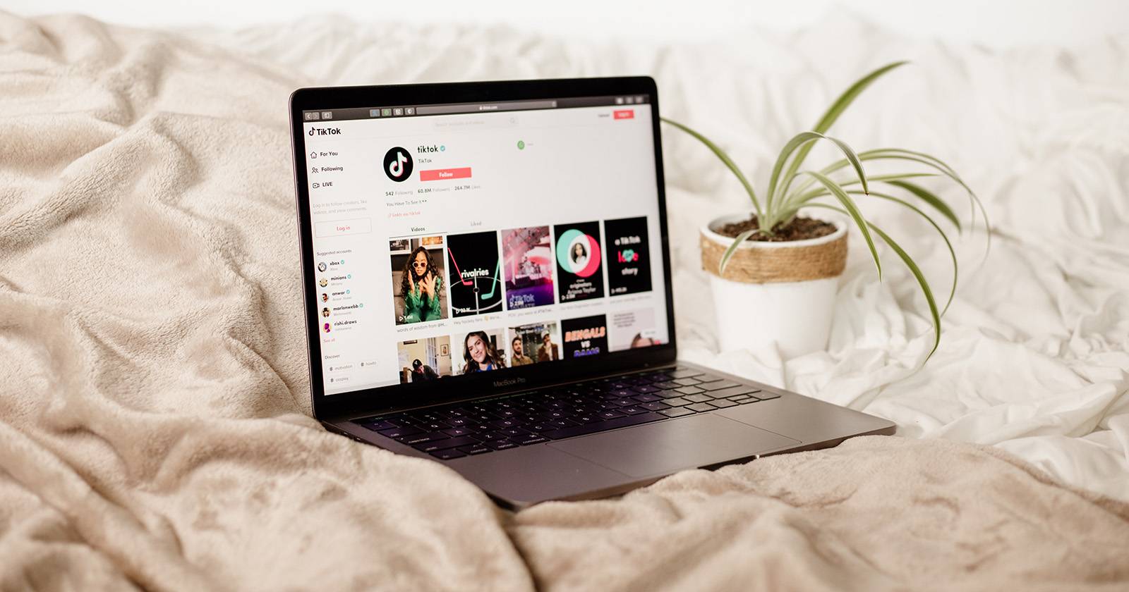 Экран ноутбука с открытым приложением TikTok