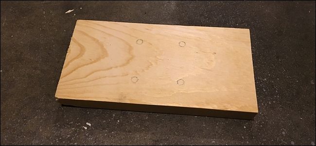 Просверленные направляющие отверстия под шурупы