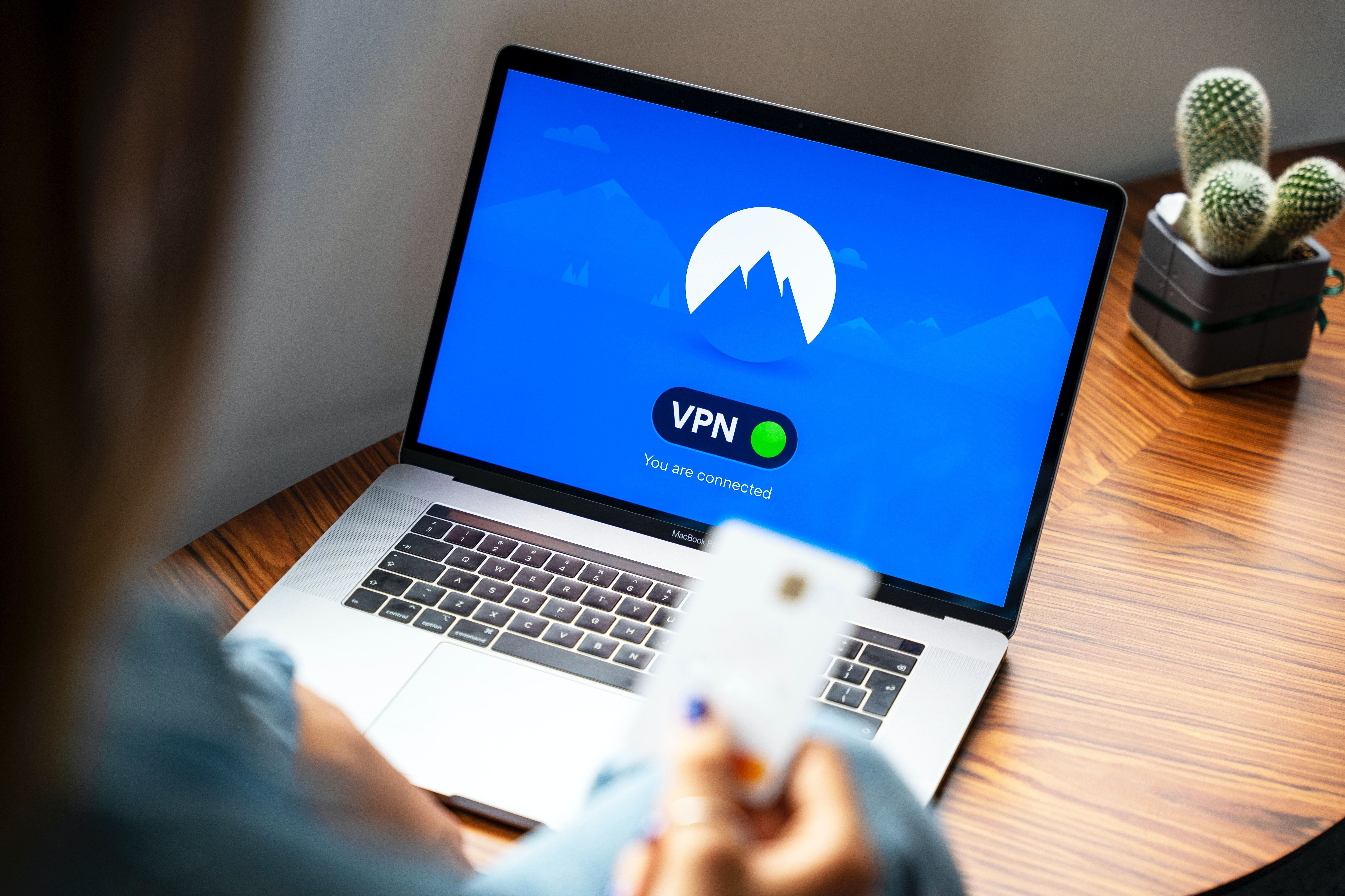 Экран ноутбука с интерфейсом VPN-сервера