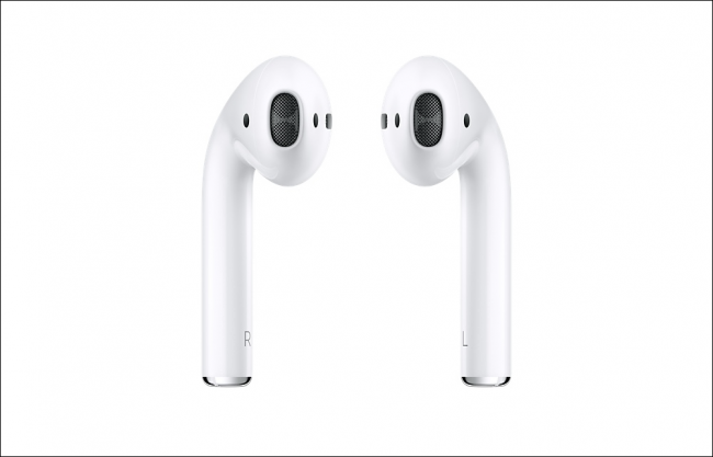 Беспроводные наушники AirPods рядом с кейсом для зарядки