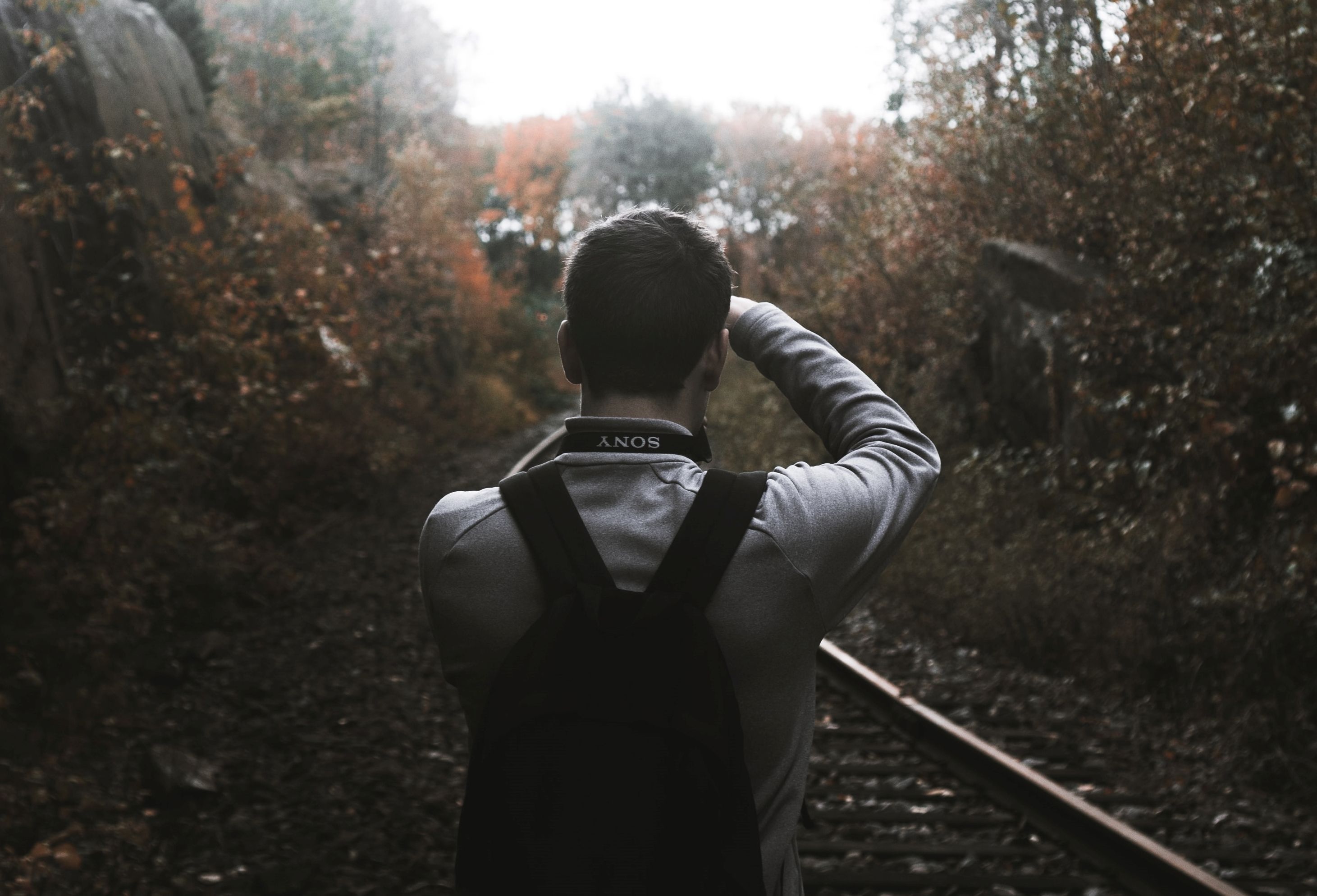 Фотограф снимает на улице с камерой в руках