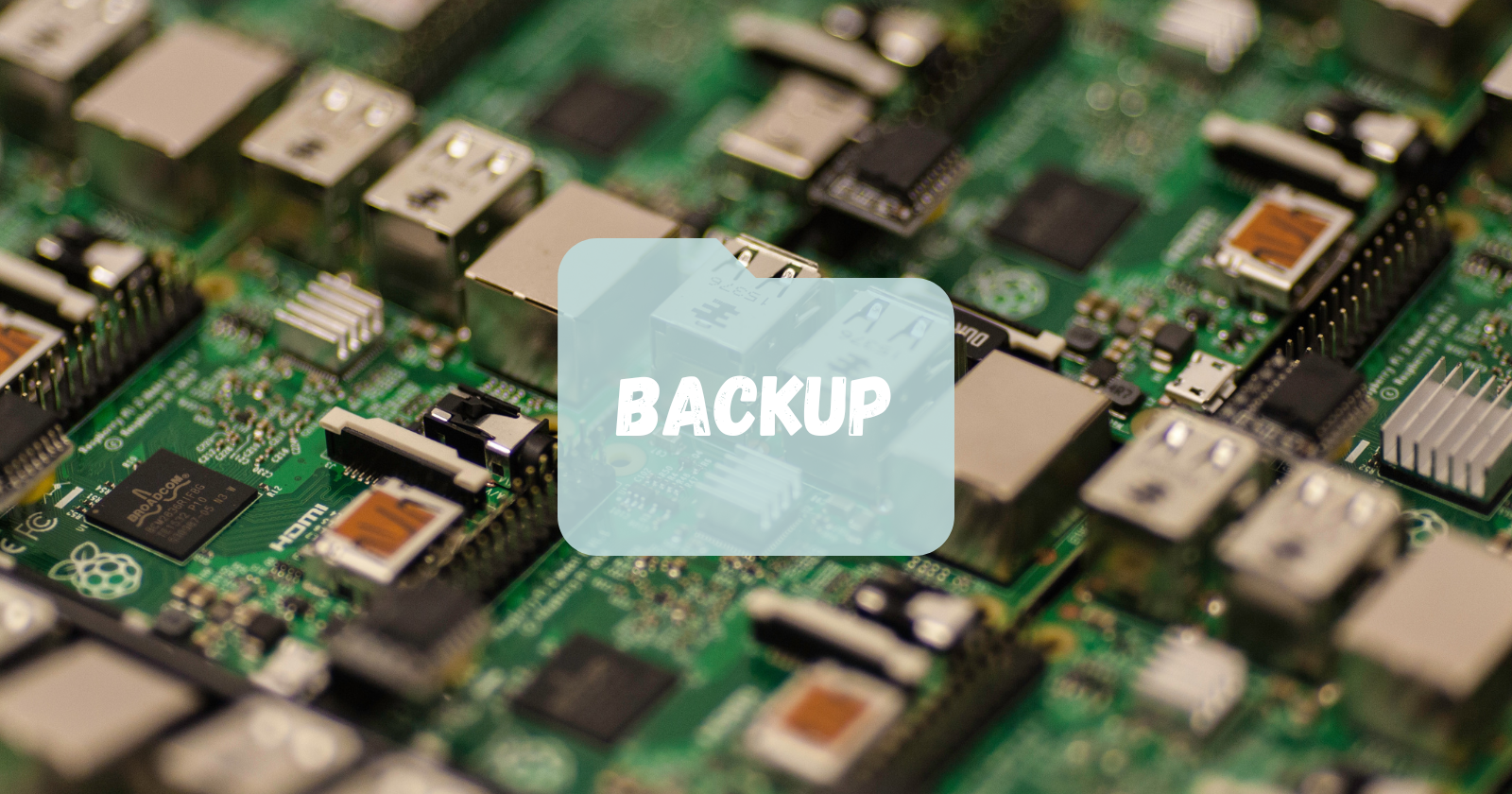 Плата Raspberry Pi с папкой и надписью «резервное копирование» поверх изображения