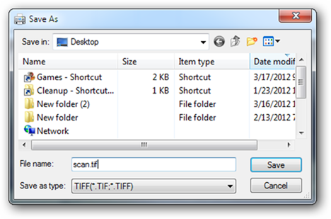 Упаковка фотографий рядом со сканером, готовыми к обработке