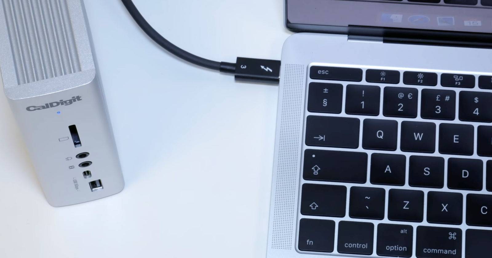 Док-станция CalDigit TS3, подключённая к MacBook Pro