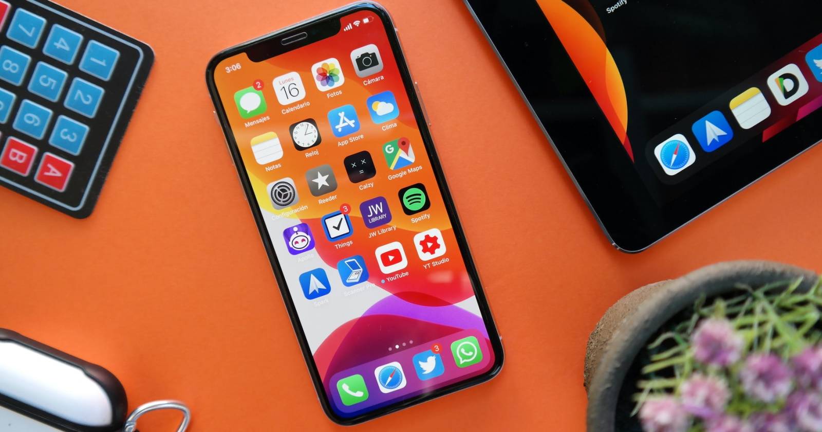 Экран iPhone с Super Retina XDR и примером интерфейса