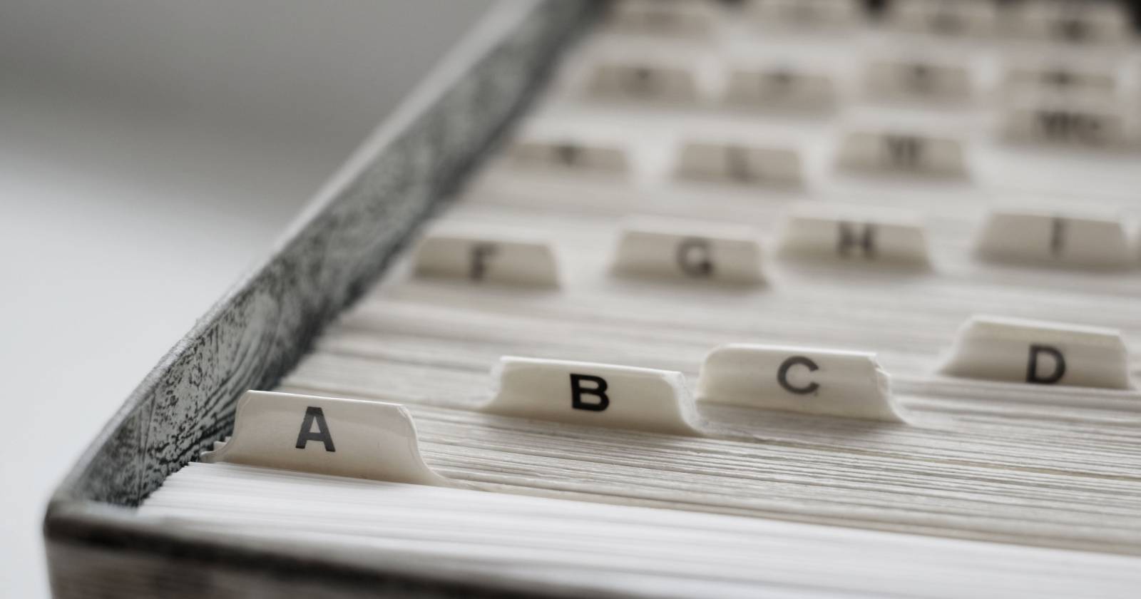 Набор индексных карточек с буквенными метками — иллюстрация для организации и переименования файлов