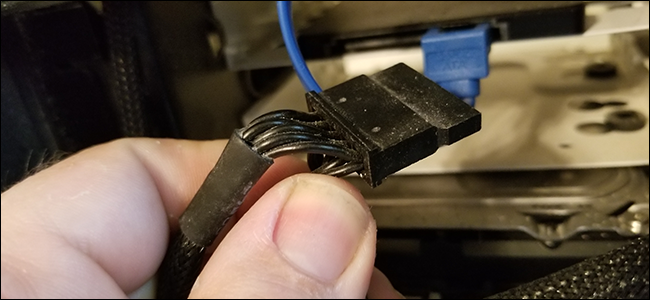 Показывается модульный блок питания с отключёнными кабелями