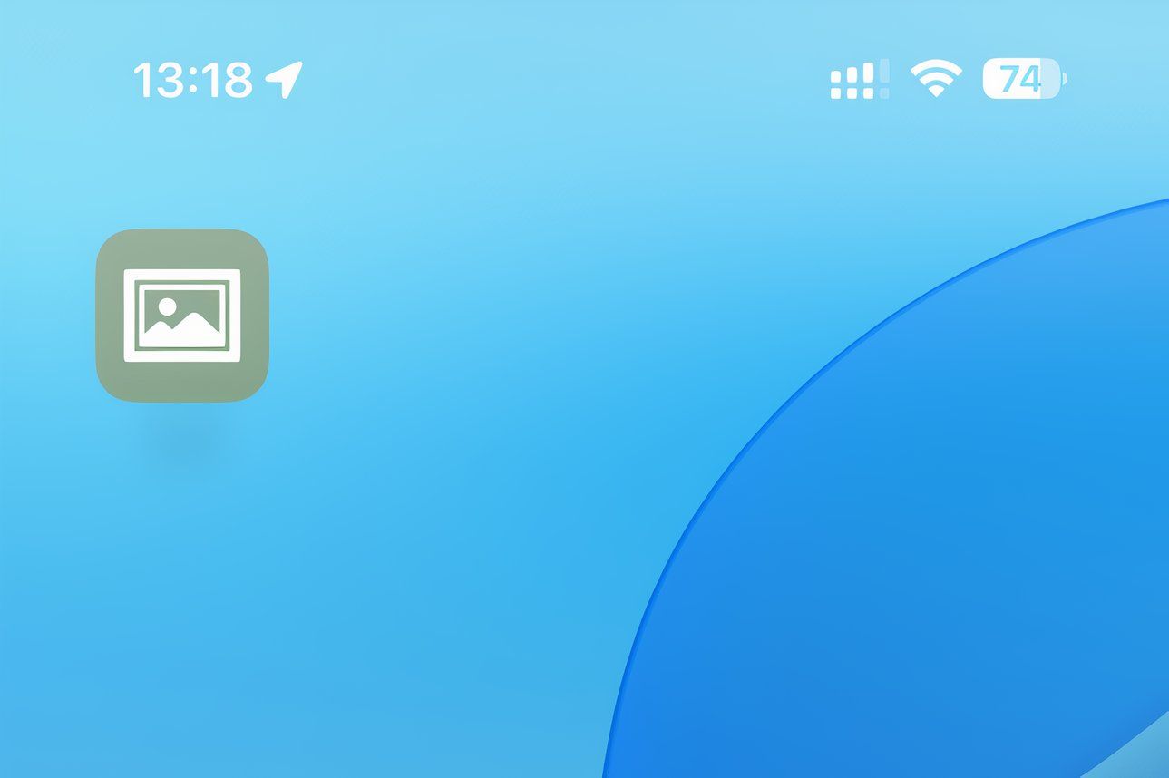 Домашний экран iPhone с одним не подписанным значком