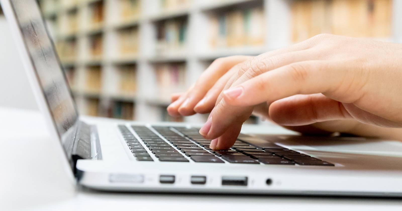 Руки печатают на клавиатуре ноутбука
