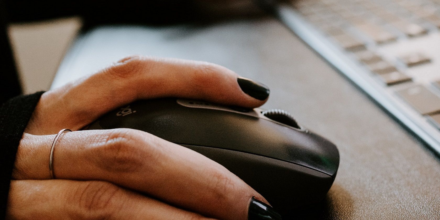 Правая кнопка компьютерной мыши крупным планом