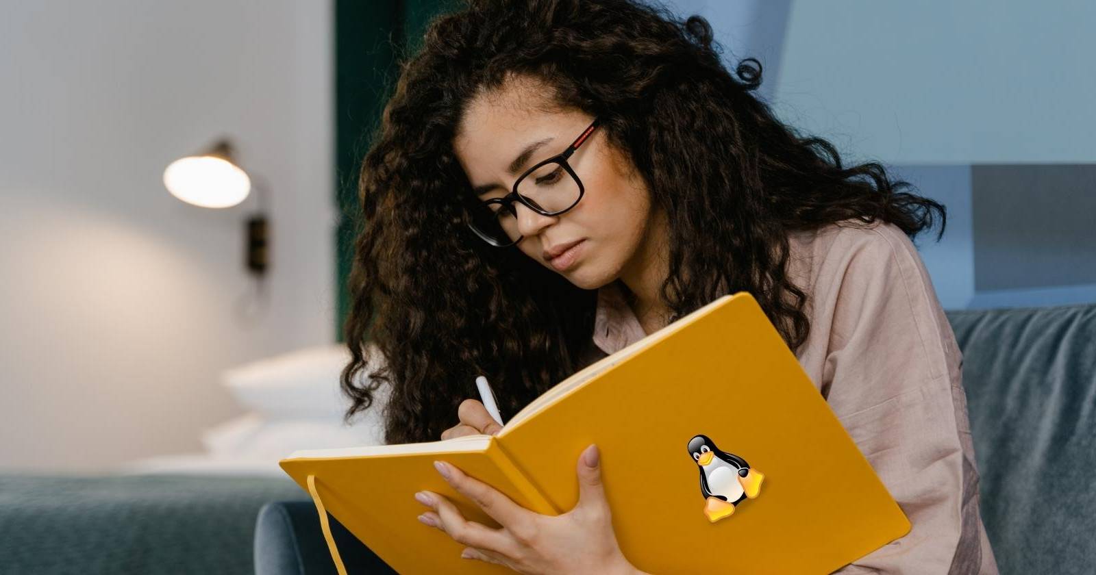 Девушка делает записи в блокноте