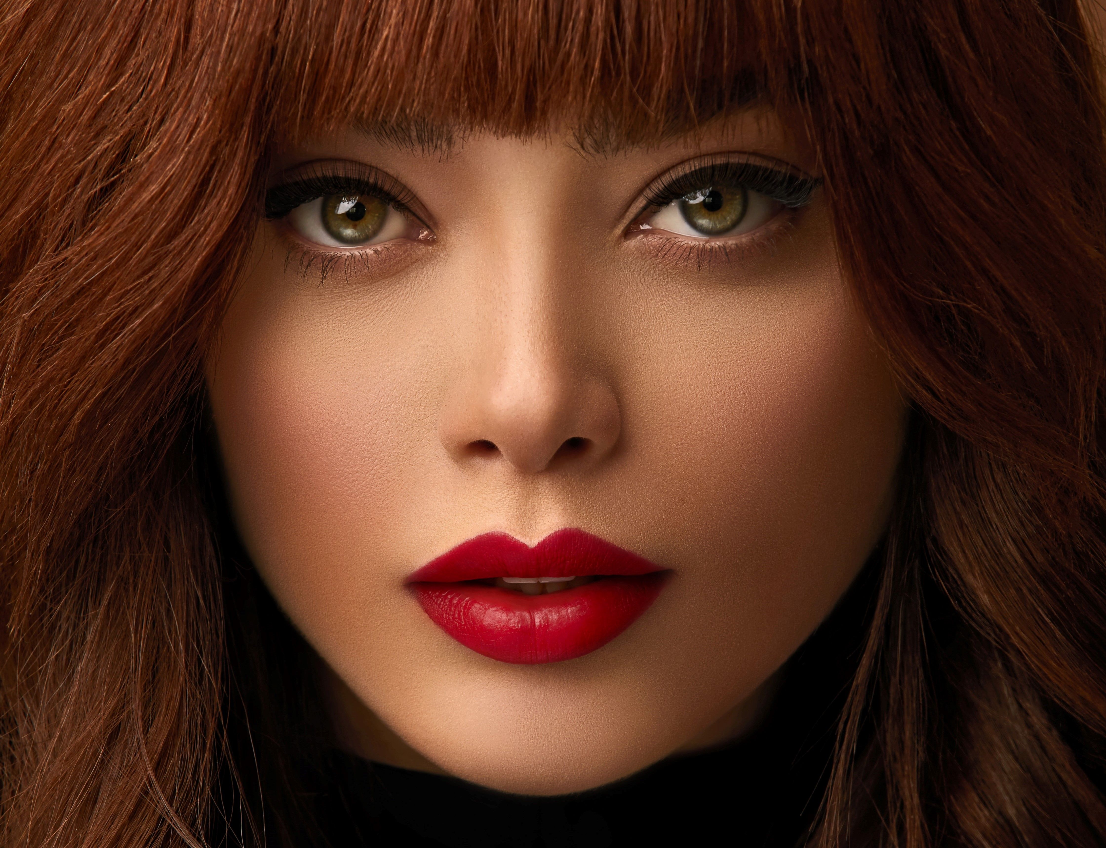 Женщина с бликами в глазах.