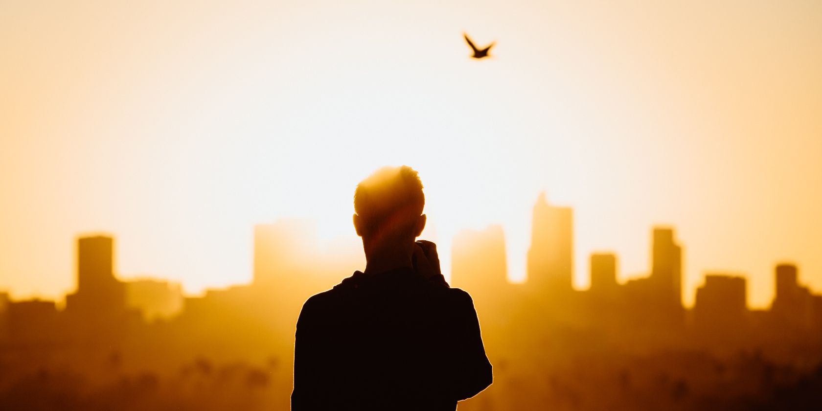 фотограф снимает на закате во время золотого часа