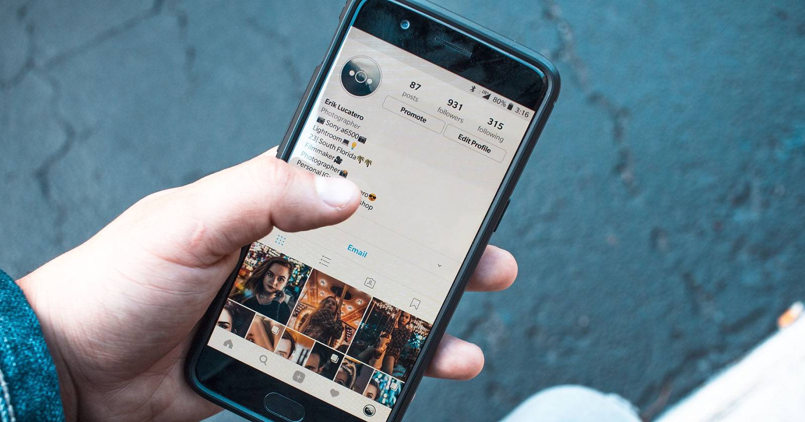 Человек держит телефон с открытым Instagram