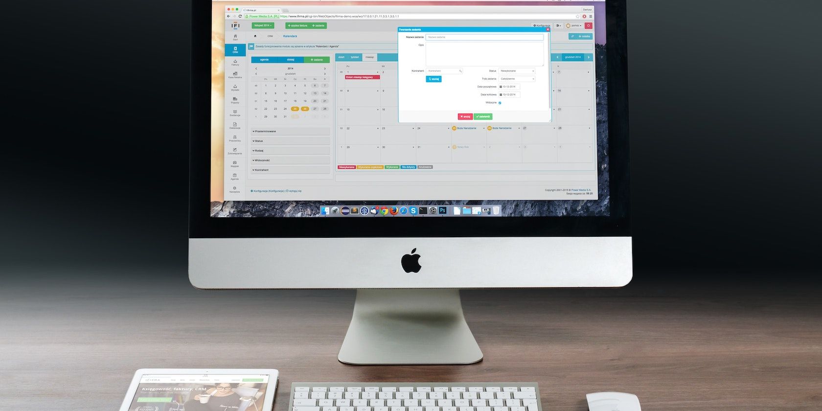 iMac с откртым веб‑страницей на столе