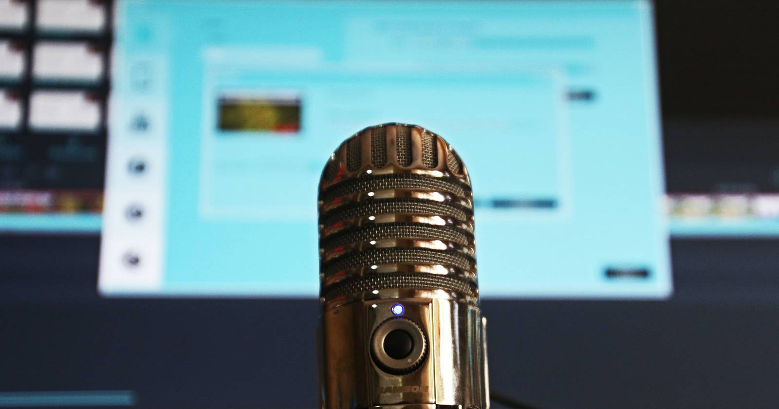 Микрофон перед экраном компьютера