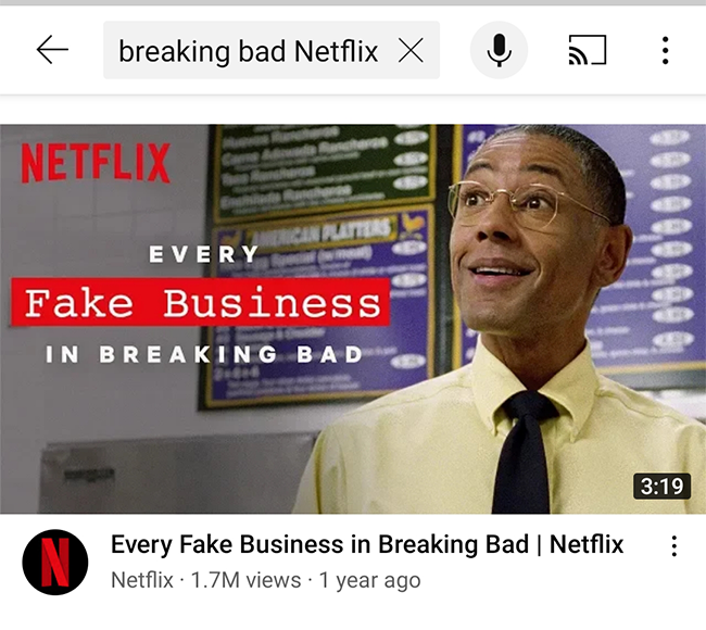 Выбор видео в приложении YouTube.