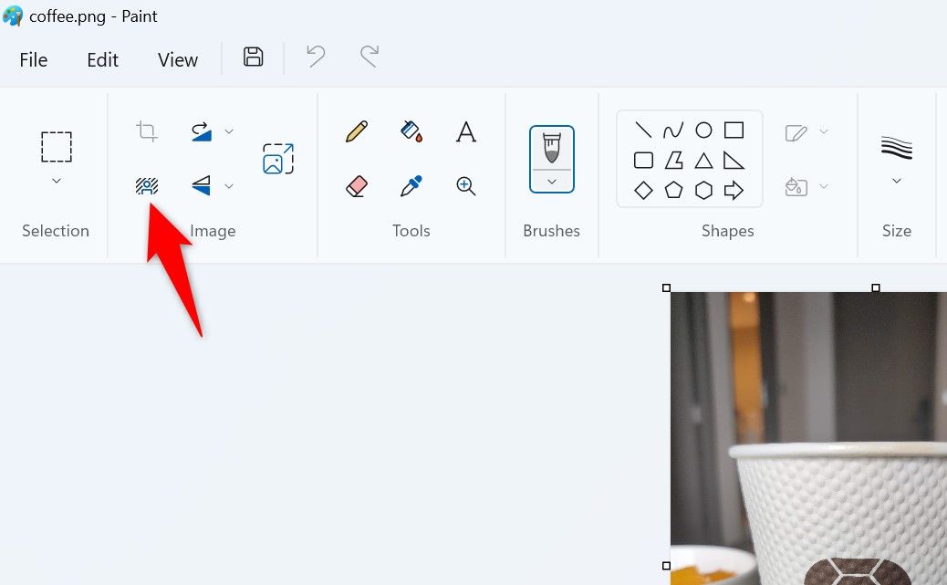 'Кнопка «Удалить фон» в Paint выделена во вкладке «Изображение».'
