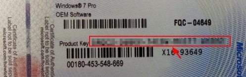 Крупный план наклейки COA с напечатанным 25-символьным ключом