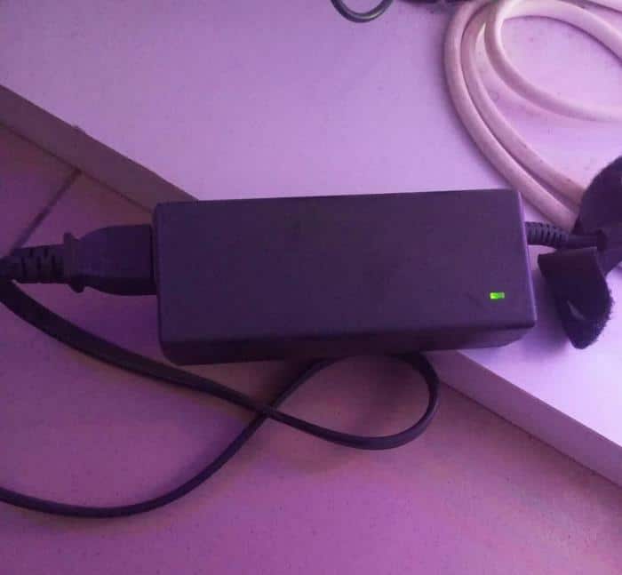 Блок питания ноутбука с индикатором и кабелем