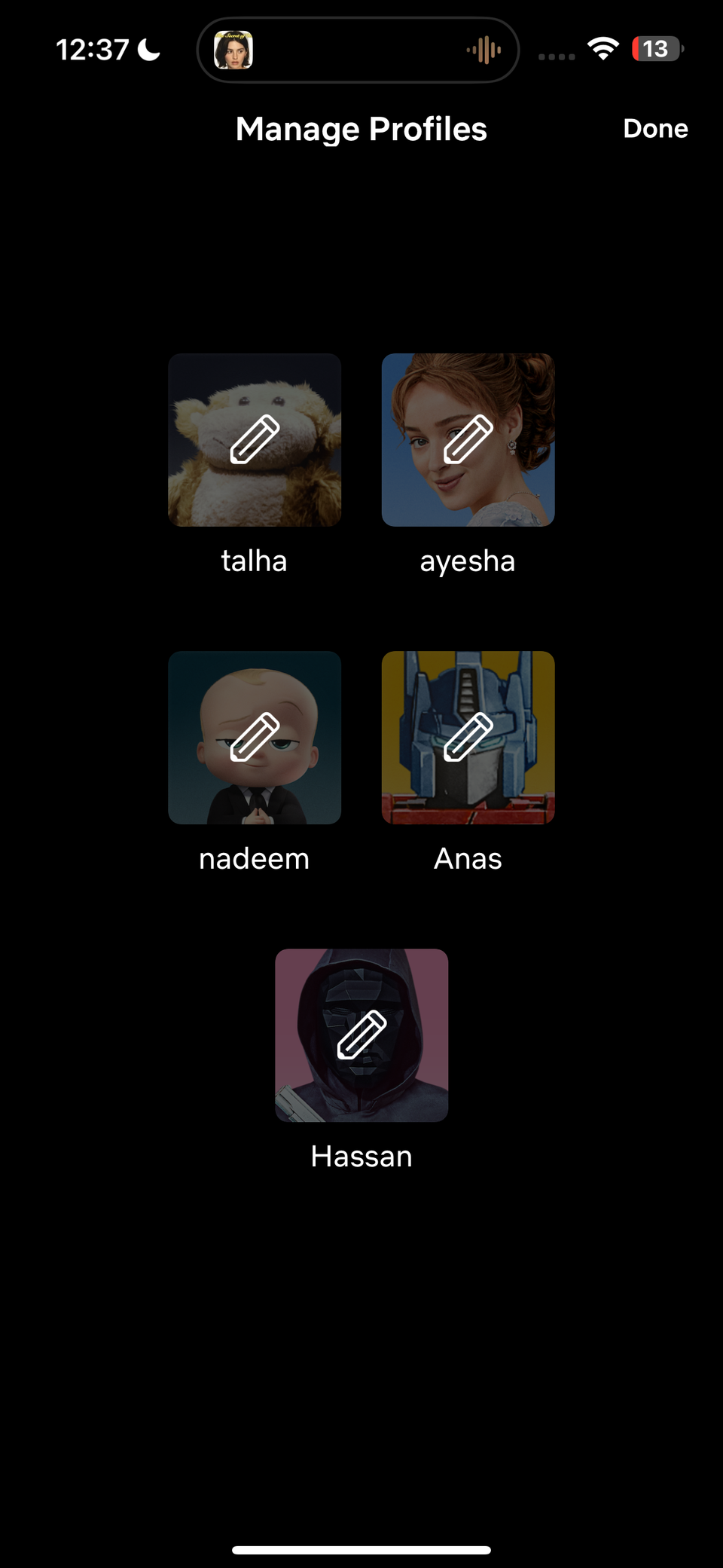 Страница управления профилями в приложении Netflix