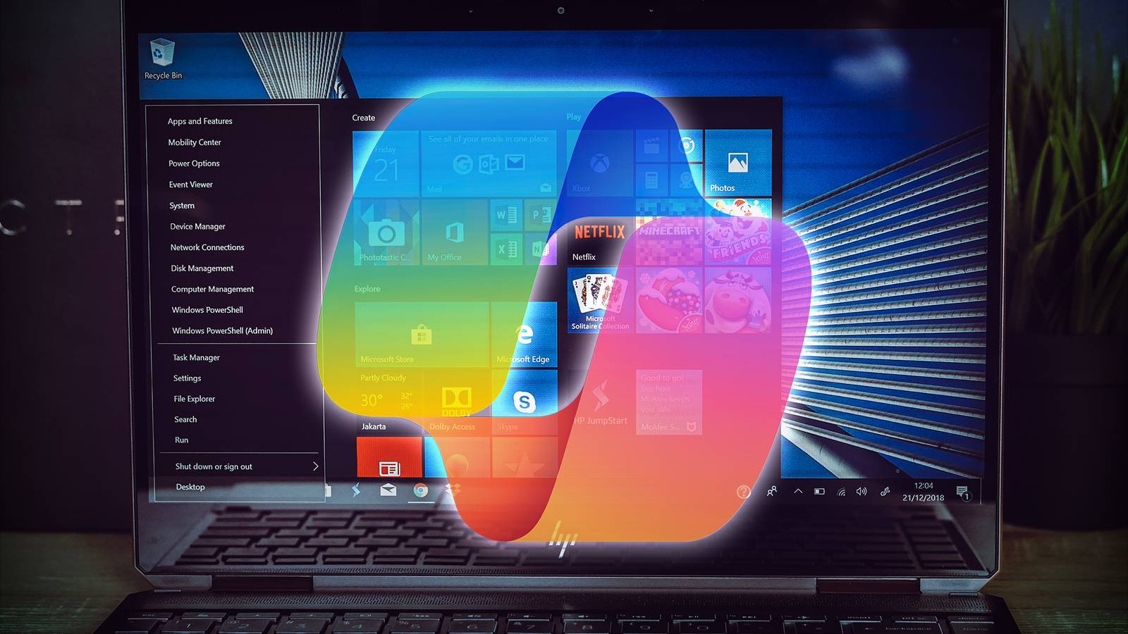 Ноутбук с открытым меню Пуск Windows и наложенным логотипом Copilot