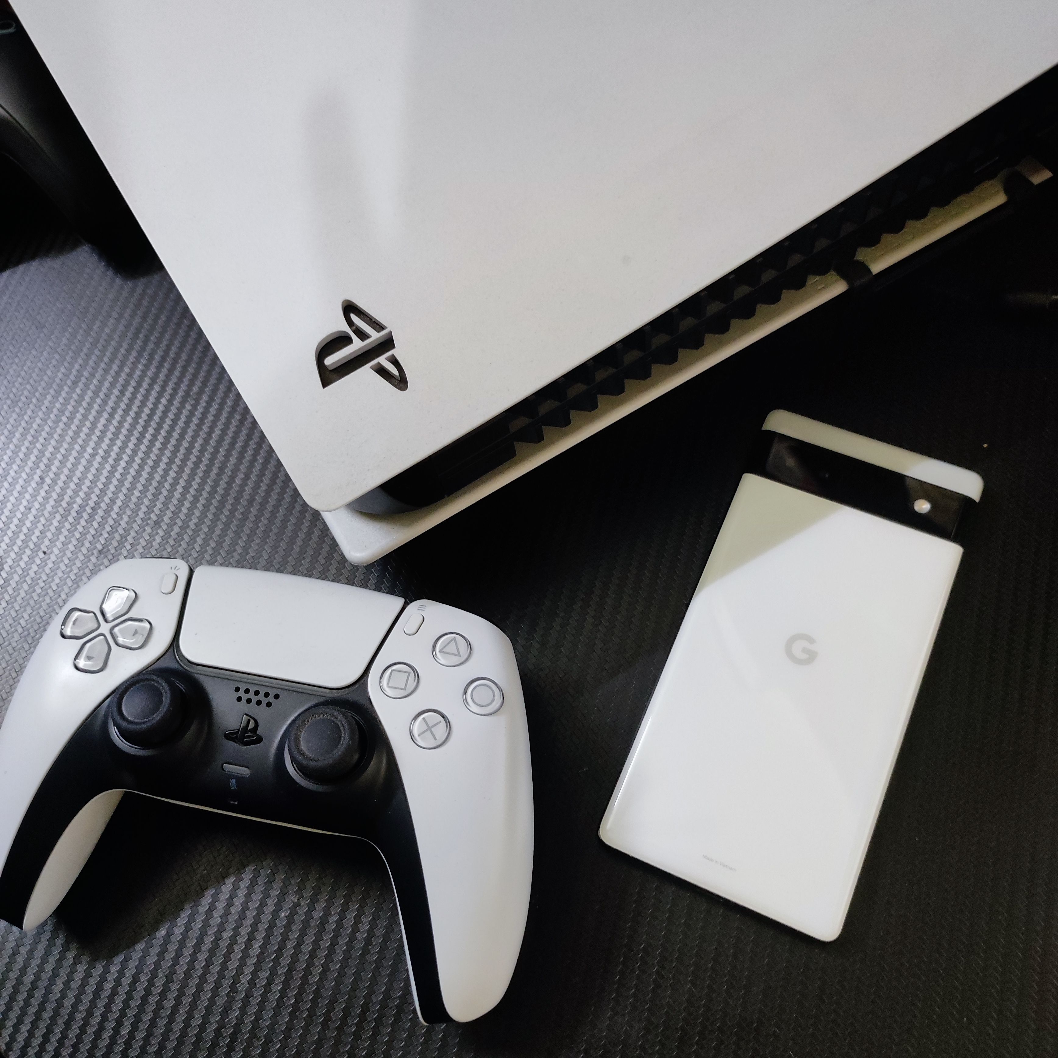 Google Pixel 6a перед вентиляционными отверстиями PS5 Digital Edition