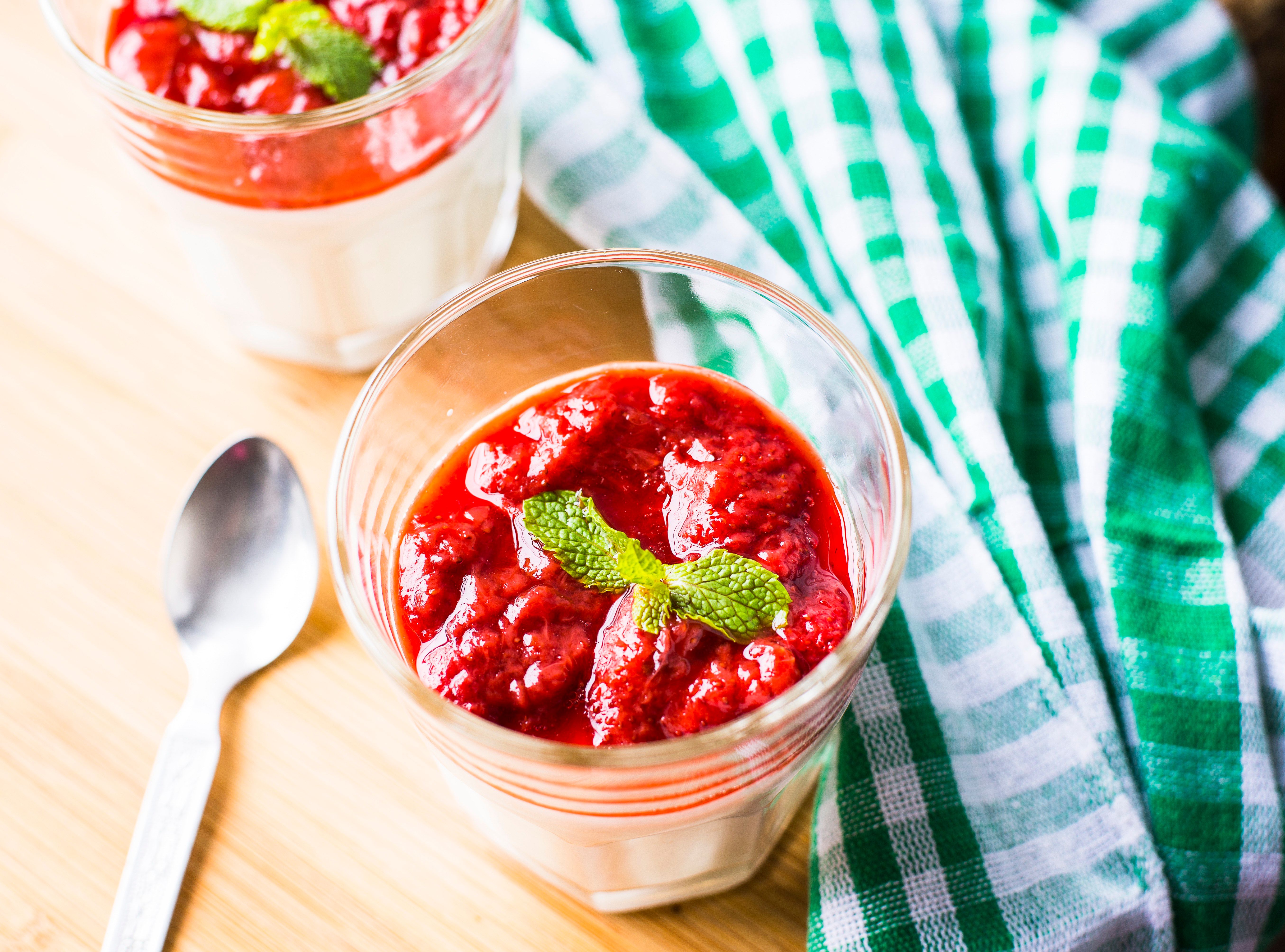 Панна котта на десертной тарелке