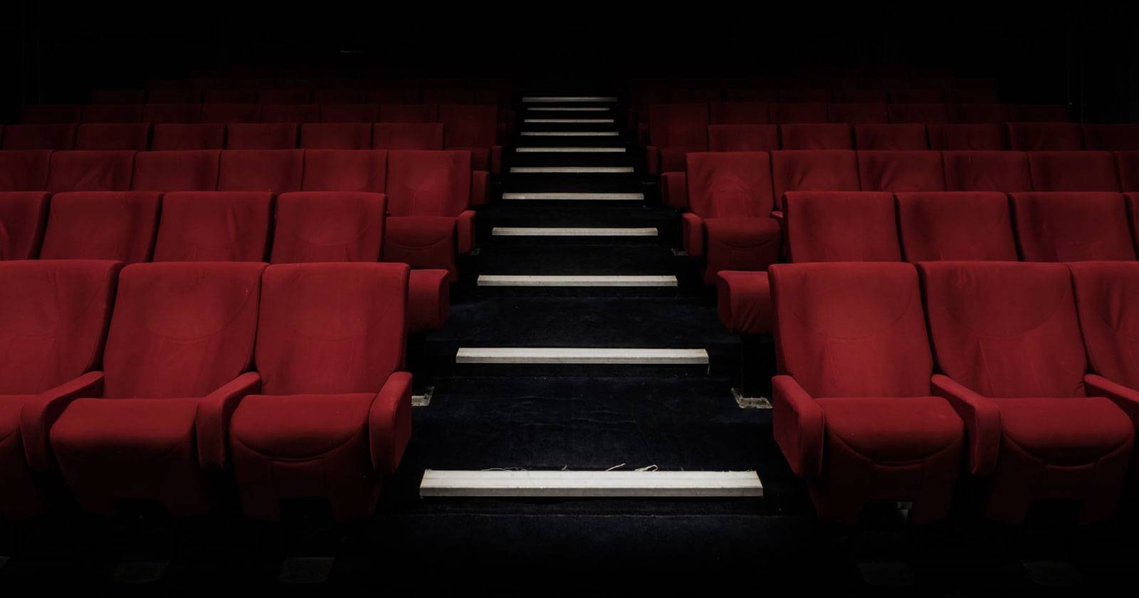 Фотография подарочной карты Fandango на фоне билетов