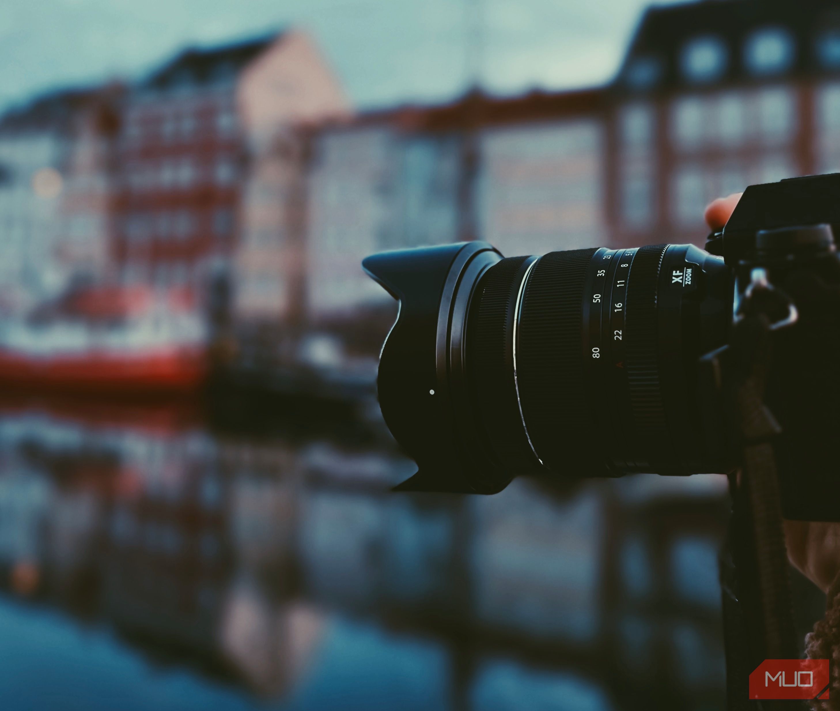 Вид гавани на заднем плане и камера на переднем плане, пример использования окружения для повествования