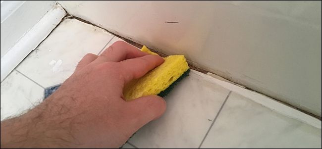 Протирка шва влажной губкой перед герметизацией