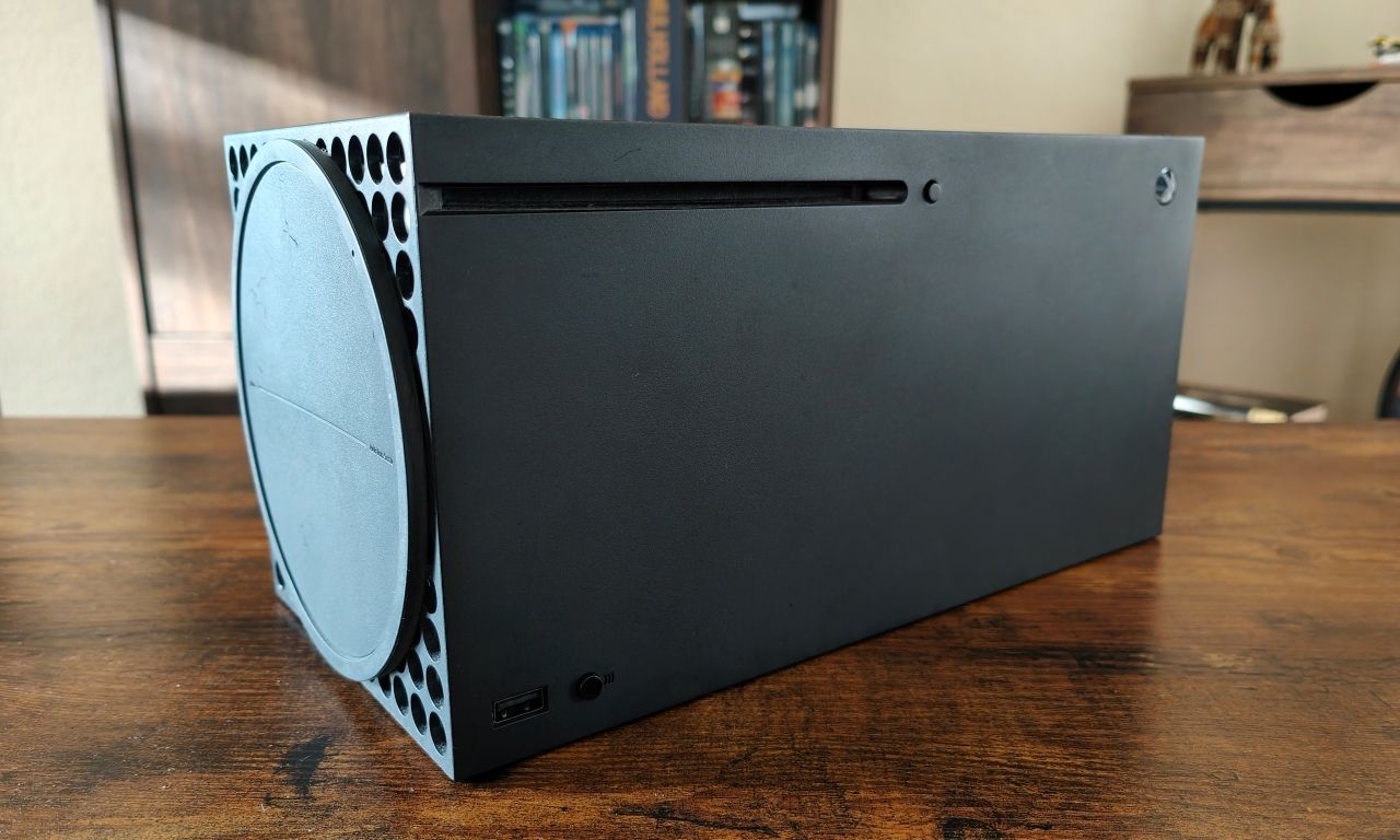 Xbox Series X лежит на боку, показано основание консоли