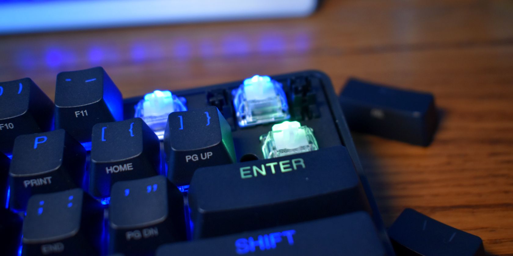 крупный план клавиш механической клавиатуры без колпачков